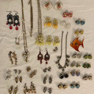 Lot of 35 pieces of jewelry